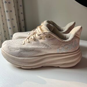 HOKA Clifton 9 women’s size 7.5 Shifting Sands